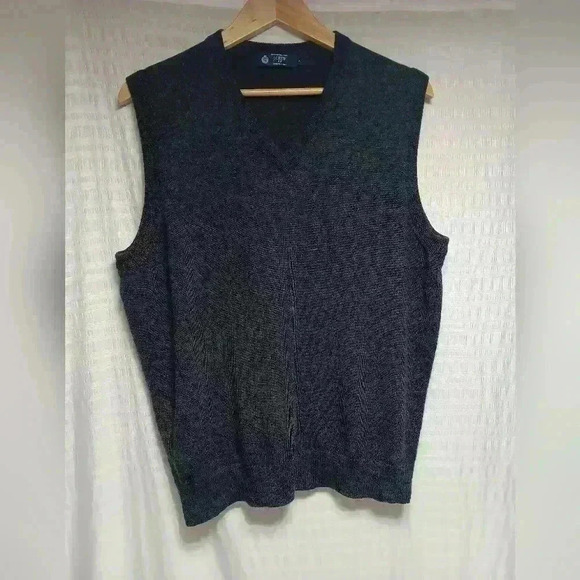 J.Crew V neck 💯 Merino Wool Sweater Vest.  Men's size L - Picture 1 of 7